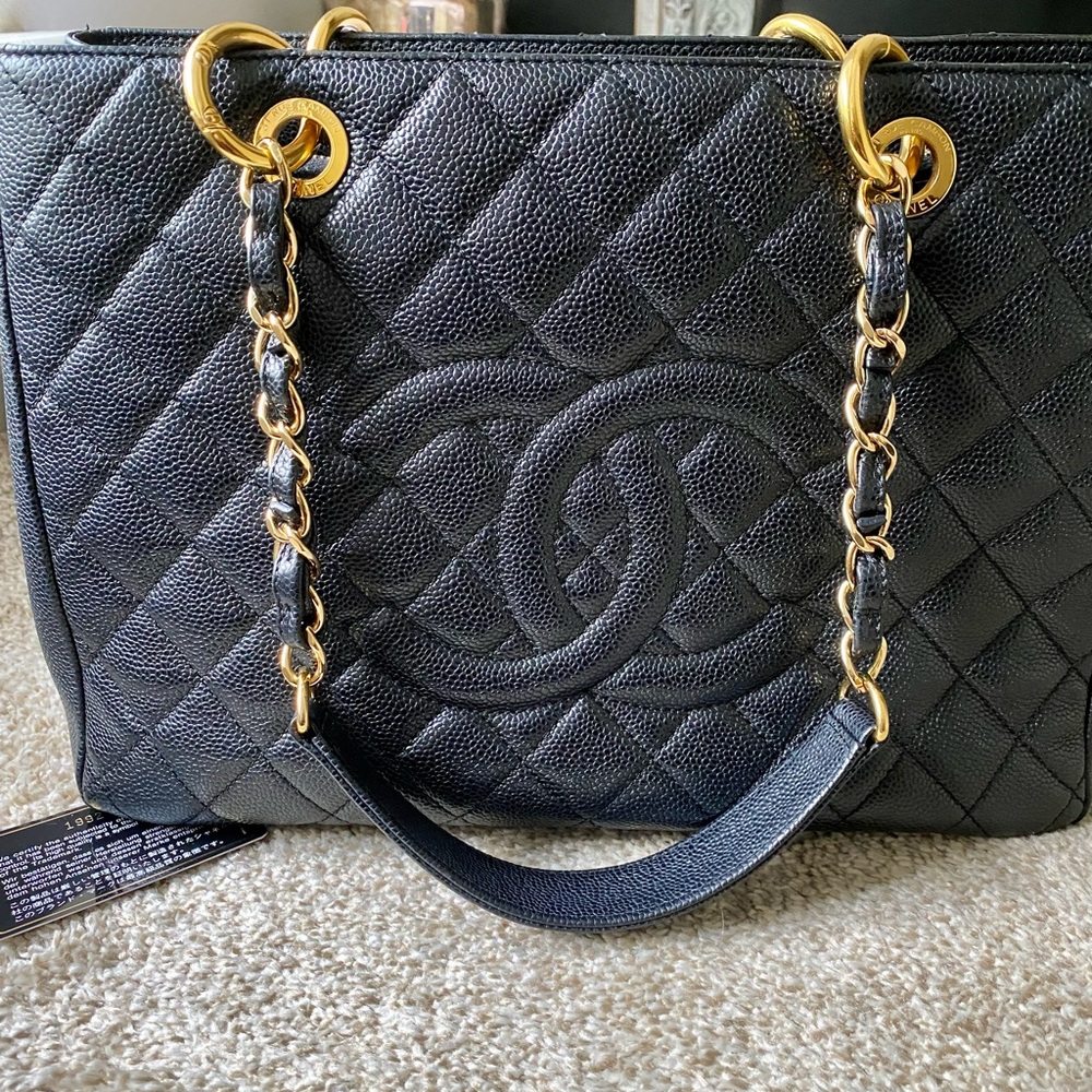 Chanel 19SGST black caviar tote
